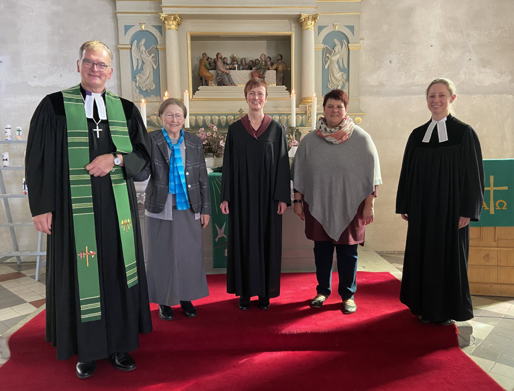 Prädikantin Anne Loncsek mit Dekan Oertel und ihren Assistentinnen